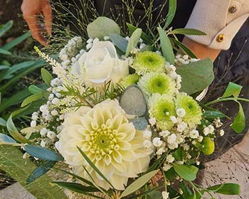 Bouquet de mariée aux tons blancs et verts composé par Rosae, artisan fleuriste à Hyères