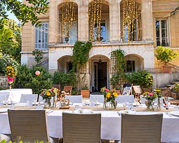 Table de réception fleurie par Rosae, artisan fleuriste à Hyères