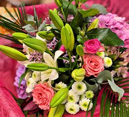 Bouquet coloré de lys blancs, roses roses et fleurs de saison réalisé par Rosae, artisan fleuriste à Hyères