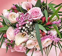 Bouquet aux tons roses composé de roses et fleurs de saison avec feuillage, création florale artisanale Rosae à Hyères