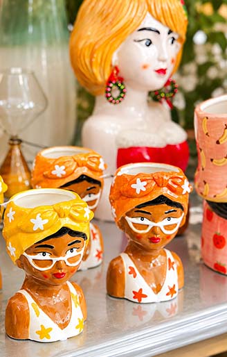 Cache-pots décoratifs colorés en forme de personnages proposés chez Rosae, fleuriste à Hyères
