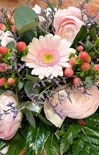 Bouquet aux tons rose poudré composé de gerbera, fleurs délicates et feuillage, création florale Rosae à Hyères
