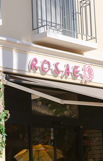 Façade de la boutique Rosae, artisan fleuriste située avenue Gambetta dans le centre-ville de Hyères