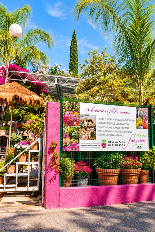 Entrée de la jardinerie La Farigoulette à Hyères, avec ses plantes méditerranéennes, ses fleurs et son espace extérieur végétalisé