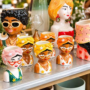 Cache-pots en céramique en forme de visages, décoration à La Farigoulette