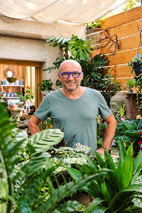 Frédéric, horticulteur de La Farigoulette à Hyères, entouré de plantes dans sa jardinerie urbaine