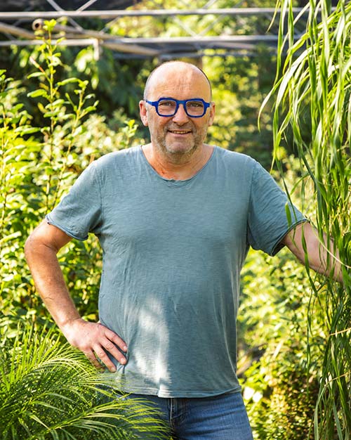 Frédéric, horticulteur, dans la serre de La Farigoulette à Hyères