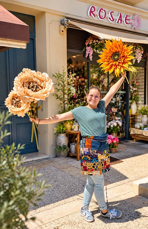 Justine, fleuriste chez Rosae, devant la boutique de l’avenue Gambetta à Hyères