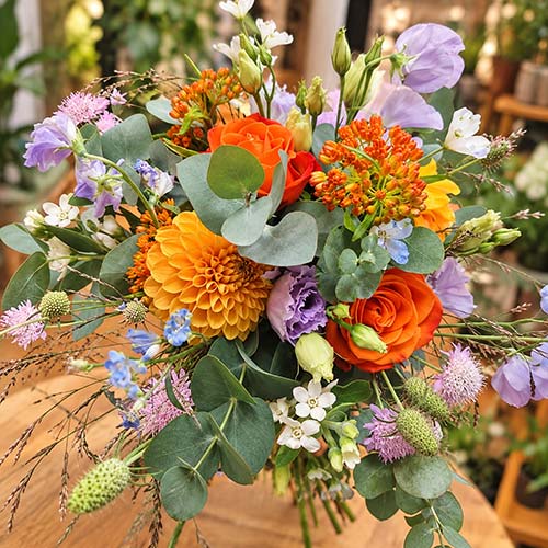Commander un bouquet chez Rosae Bouquet champêtre aux tons orangés et violets composé par Rosae, artisan fleuriste à Hyères