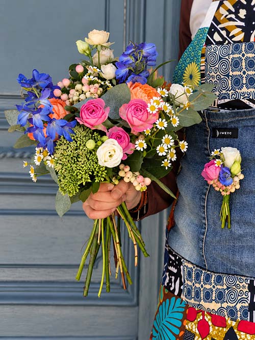 Bouquet champêtre aux roses, delphiniums et camomille, composé par Rosae à Hyères
