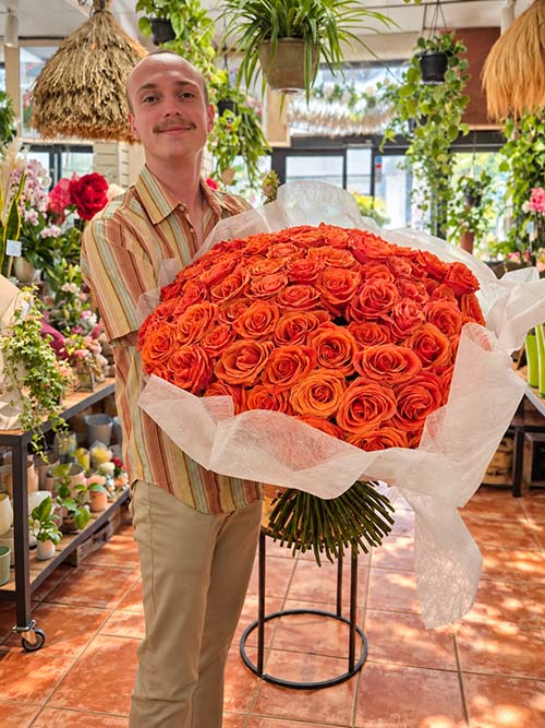 Bouquet de roses pour les grands rendez-vous de l’année – Rosae Hyères Grand bouquet de roses préparé chez Rosae à Hyères pour les fêtes et grands rendez-vous floraux de l’année