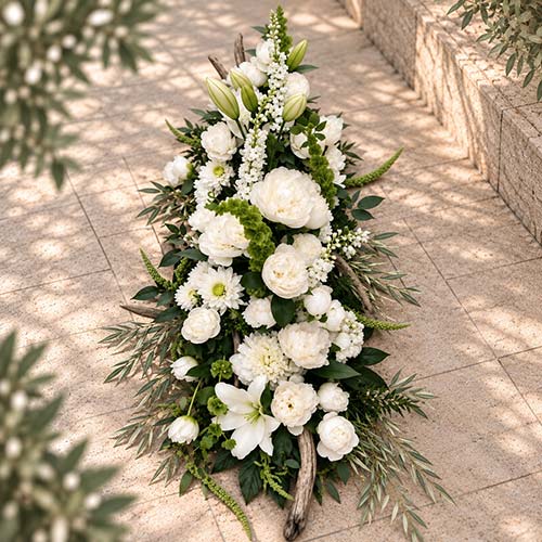 Dessus de cercueil en lys, roses et chrysanthèmes blancs, réalisé par Rosae à Hyères
