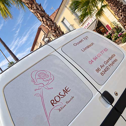 Accompagnement et livraison de fleurs de deuil – Rosae Hyères Livraison d’une composition florale de deuil par Rosae auprès d’une maison funéraire à Hyères