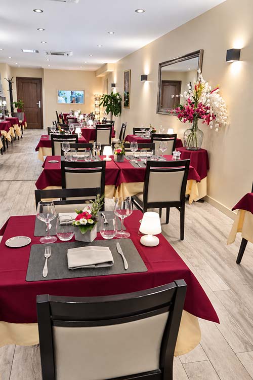 Salle de restaurant fleurie à Hyères, compositions florales renouvelées par Rosae