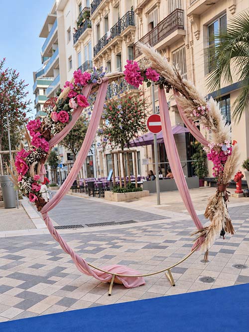Arche fleurie réalisée pour un événement professionnel à Hyères, création et installation florale par Rosae