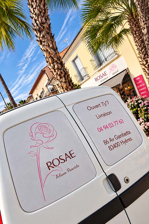 Le véhicule de livraison de Rosae devant la boutique de l’avenue Gambetta à Hyères