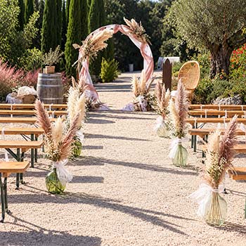 Décoration florale de cérémonie de mariage avec arche et fleurs séchées, réalisée par Rosae à Hyères