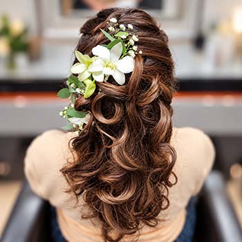 Couronne de fleurs fraîches blanches et corail pour coiffure de mariage, création florale Rosae à Hyères