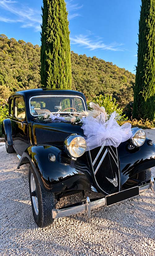 Voiture ancienne décorée de fleurs pour un mariage à Hyères, création florale personnalisée par Rosae